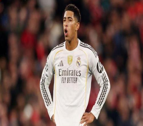 山东男篮险胜北京男篮，以4分优势晋级八强，双方激烈争夺，关键球员表现突出。